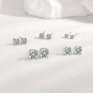 Detailansicht von Silber vier-Krappen Zirkon Ohrstecker Set, minimalistisches Schmuckdesign.