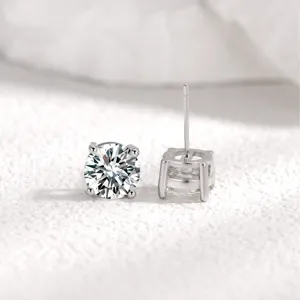 Detailansicht von S925 Sterlingsilber Vier-Krappen Zirkonia runden Ohrsteckern für Damen.