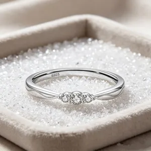 Anillo minimalista de plata esterlina S925 con tres piedras micropavé, banda apilable elegante.