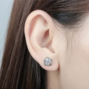 Nahaufnahme Detailansicht des glitzernden Zirkon Ohrsteckers am Ohr für eine elegante Optik.