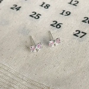 Boucles d'oreilles nœud rose en argent S999, mini design délicat pour un usage quotidien.