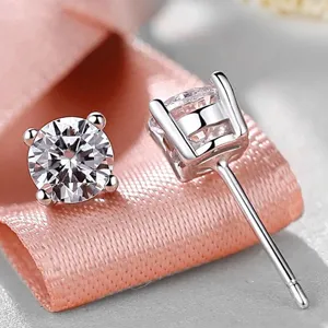 Exquisite S925 Sterlingsilber Vier Krappen Zirkonia Ohrstecker Detailansicht fur Damen.