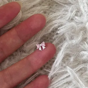 Mini strass rose nœud argent sterling boucle d'oreille détail gros plan affichage