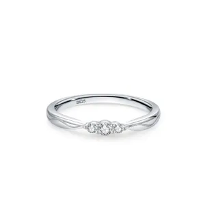 Vista detallada de un anillo minimalista de plata esterlina S925 con tres piedras finas.