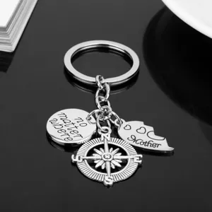 Zilverkleurige metalen familie sleutelhanger met kompas, hart puzzel en moeders gravering.