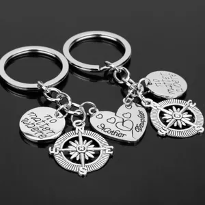 Zilveren moeder dochter sleutelhanger set met kompas en hart hangertjes als cadeau.