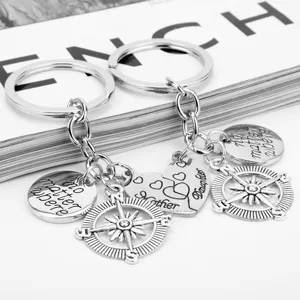 Moeder dochter sleutelhanger set met kompas en hart hangers voor een mooi familiegeschenk.