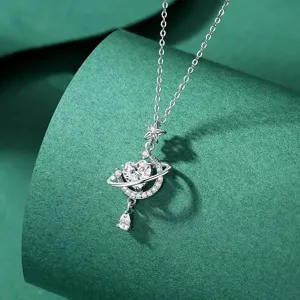 Detalle de collar con colgante de estrella y luna de plata, diseño de corazón elegante