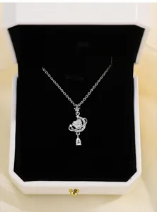 Detalle en primer plano del elegante collar de plata de ley con estrella y luna y circonitas brillantes.
