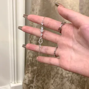 Toma detallada del elegante pulsera de calabaza de circón de plata con finos detalles.