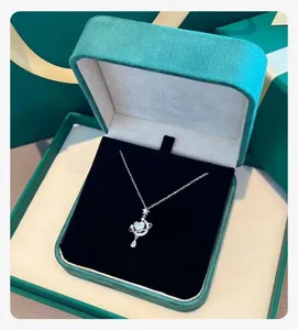 Vista de detalle exquisita del collar de plata estrella y luna, elegante diseño de corazón y planeta.