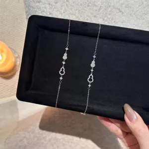 Primer plano de la delicada pulsera con dije de calabaza de plata esterlina y circón.