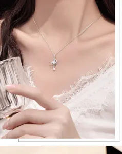 Primer plano detallado del elegante collar con colgante de estrella y luna en el modelo.