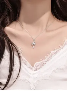 Primer plano de un delicado collar de plata con colgante de estrella y luna, joya.