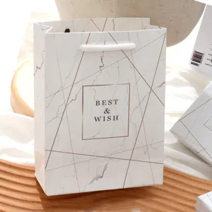 Borsa regalo in carta con motivo marmo bianco e linee geometriche dorate, elegante.