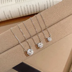 Detalle del collar solitario de plata S925 de cuatro garras con brillante colgante de circonita.