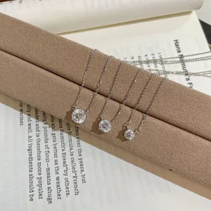 Elegante collar de plata S925 con circón solitario de cuatro garras detalle vista