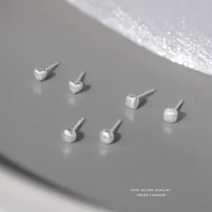 Pendientes de botón geométricos minimalistas de plata esterlina S999 textura mate elegante.