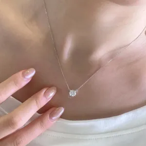 Colgante de gargantilla solitario en plata de ley 925 con detalle de circonita brillante.