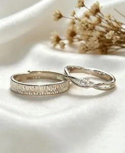 Set de anillos de pareja de plata S999 con detalle de diseño de textura de corteza.
