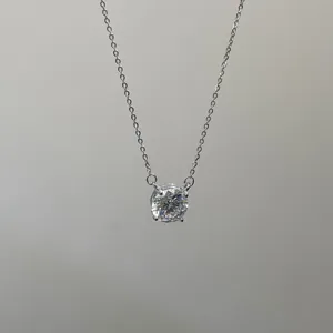 Primer plano detallado del colgante solitario redondo brillante en una cadena de plata fina.