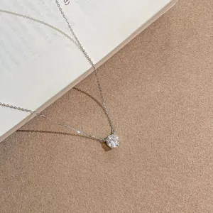 Vista detallada del collar con colgante solitario de plata esterlina con circonita.