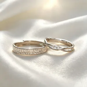 Primer plano detallado de anillos de pareja de plata con texturas únicas de corteza y ramas.