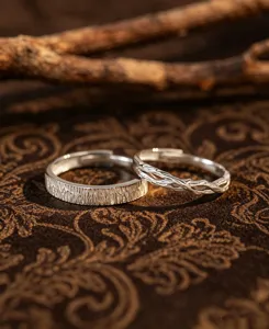 Exquisitos anillos de pareja en plata con texturas de corteza y ramas. Vista detallada.