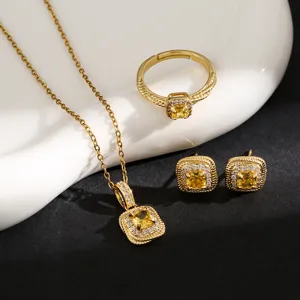 Primer plano detallado del conjunto de joyas de cristal amarillo cuadrado brillante con collar.