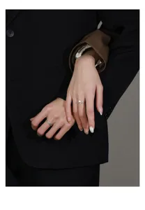 Anillos de pareja de plata esterlina S925 con margaritas delicadas y diseño minimalista.