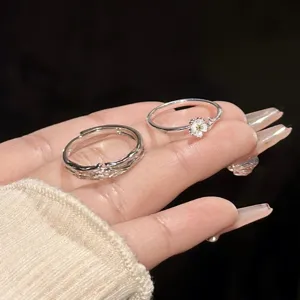 Set de anillos de pareja de plata esterlina 925 con margarita y diseño de rama.