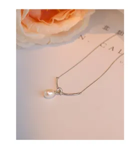 Elegante collar de plata esterlina S999 con perla y nudo, estilo minimalista chic.