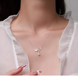 Detailansicht der eleganten S999 Sterlingsilber Schmetterling Perlenkette für Frauen.