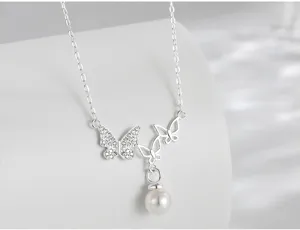 Detailansicht der Sterlingsilber Schmetterling Perle Anhänger Halskette edler Schmuck.