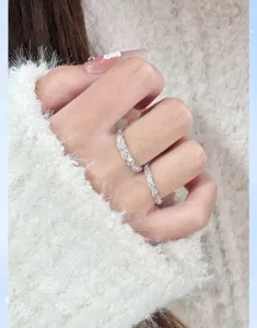 Anillos de pareja de amor de lava de plata esterlina S999 con textura irregular y diseño abierto.