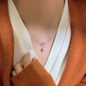 Vista detallada del elegante collar de perlas con nudo de plata S999 de estilo minimalista.