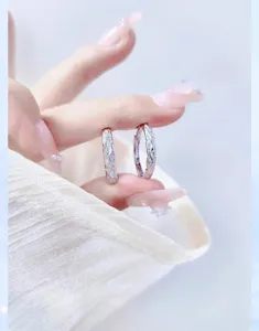 Primer plano de anillo de pareja de plata S999 con exquisito diseño de textura de lava.