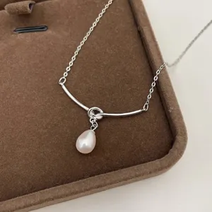 Collar de perla nudo plata S999 detalle, joyeria de estilo minimalista perla lagrima.