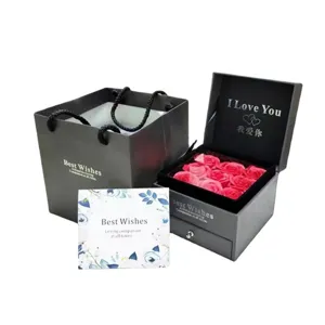 Vista dettagliata dell'elegante confezione regalo per gioielli nera con rose e biglietto.