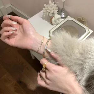 Conjunto de pulsera de cadena dorada y brazalete de cristal, joyería elegante.