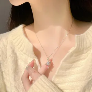 Primer plano detallado del elegante collar con colgante de estrella y luna de plata.