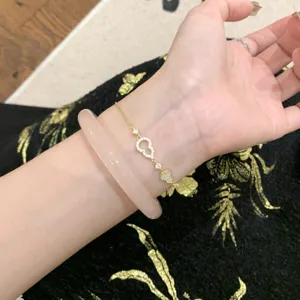 Pulsera elegante de plata S925 con circón pavé, vista detallada de joyería fina para mano.