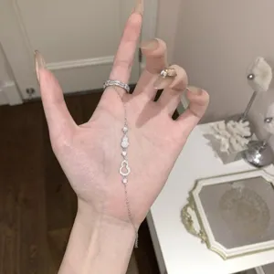 Encantador brazalete calabaza circonita plata S925 vista detallada de joyas de mano finas.