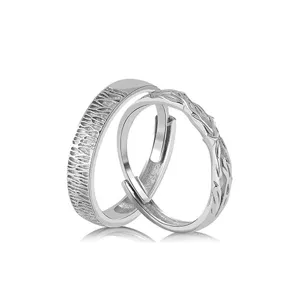 Detalle de primer plano de anillos de pareja de plata con diseño texturizado de corteza.
