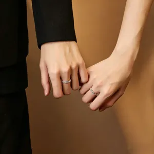 Hermosos anillos de pareja a juego en plata de ley con elegante diseño para un gran regalo.
