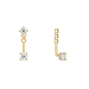 Primer plano detallado de pendientes colgantes elegantes de plata de ley dorada.