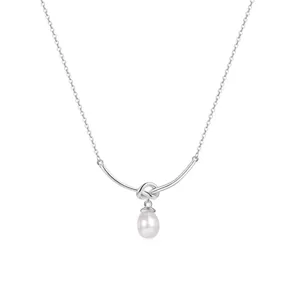 Primer plano detallado del elegante collar de plata con nudo y bonito colgante de perla.