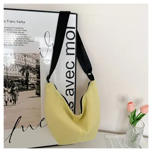 Vista de detalle del bolso hobo bandolera casual de nailon con correa ancha negra.