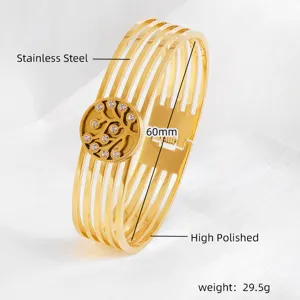 Detail van gouden titanium stalen armband, gepolijst boommotief met glanzende kristallen.