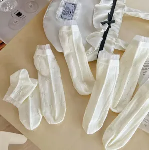 Chaussettes d'été fines et respirantes en maille pour femme avec nœuds doux et motif ajouré.